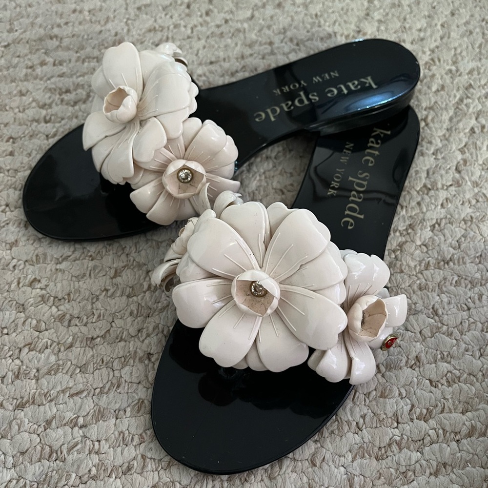Kate Spade New York Toed Flat Sandals Black and White Camellia
